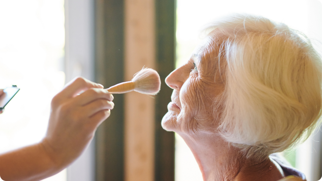 une-femme-senior-en-atelier-makeup-socio-esthetique