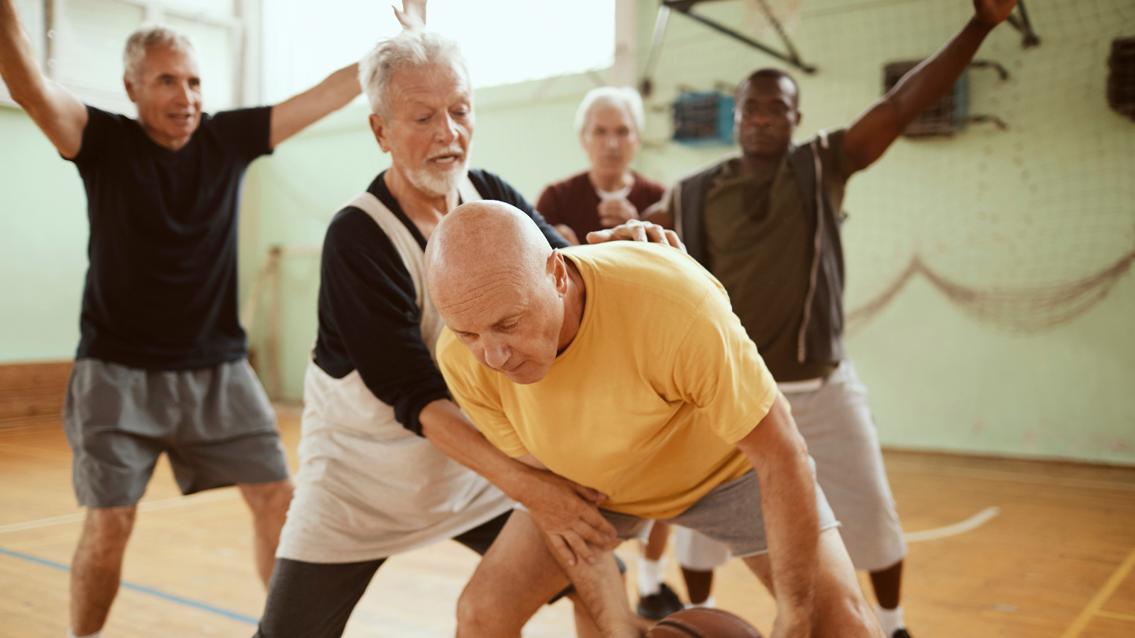 deux-hommes-seniors-lors-d-un-atelier-de-sports-collectifs-en-ehpad