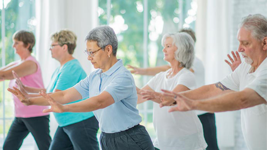 un-groupe-de-senior-lors-d-un-atelier-tai-chi-en-residence-senior