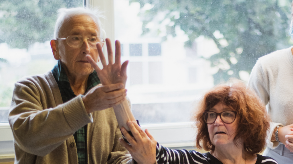 deux-senior-lors-atelier-theatre-en-ehpad