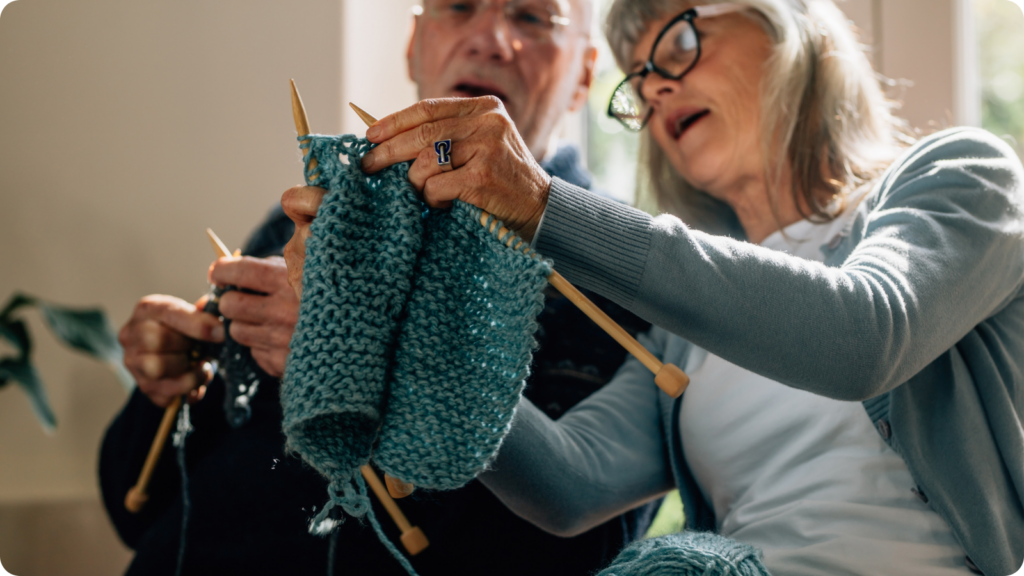 des-senior-faisaient-du-tricot-en-residence-senior