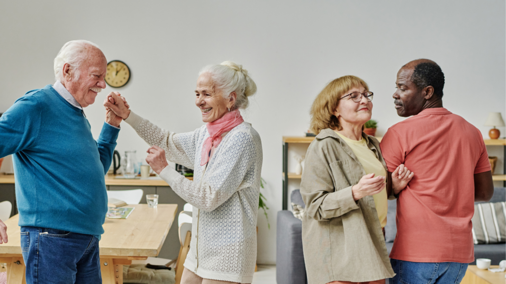 un-groupe-de-seniors-souriants-lors-d-un-atelier-de-zamba