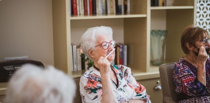 des-seniors-lors-de-atelier-aromathérapie-huiles-essentielles