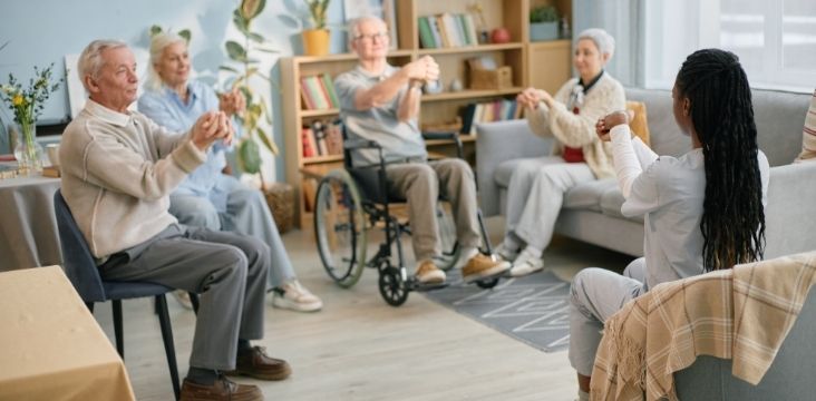 des-seniors-en-ehpad-pratiquons-des-exercices-physiques-adaptés