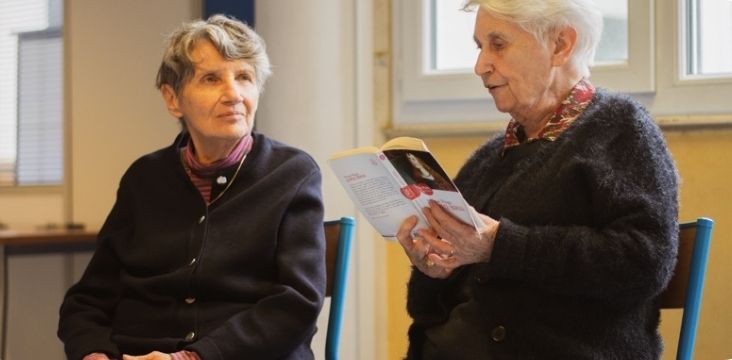 deux-senior-lors-de-l-atelier-club-lecture-en-residence-senior