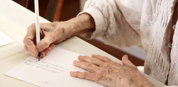 une-senior-contente-lors-de-l-atelier-écriture-créative
