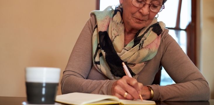 une-femme-senior-en-atelier-créatif-calligraphie