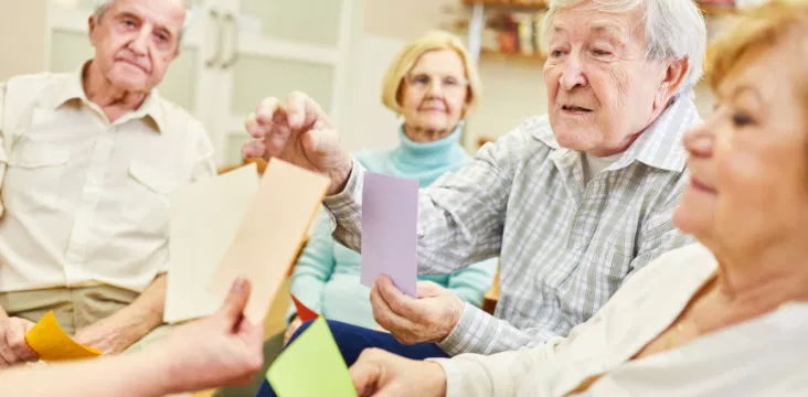 des-seniors-jouent-jeu-de-carte-dans-résidence-sénior-pour-stimuler-la-mémoire