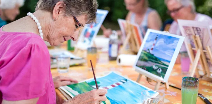 un-groupe-de-seniors-en-atelier-art-thérapie