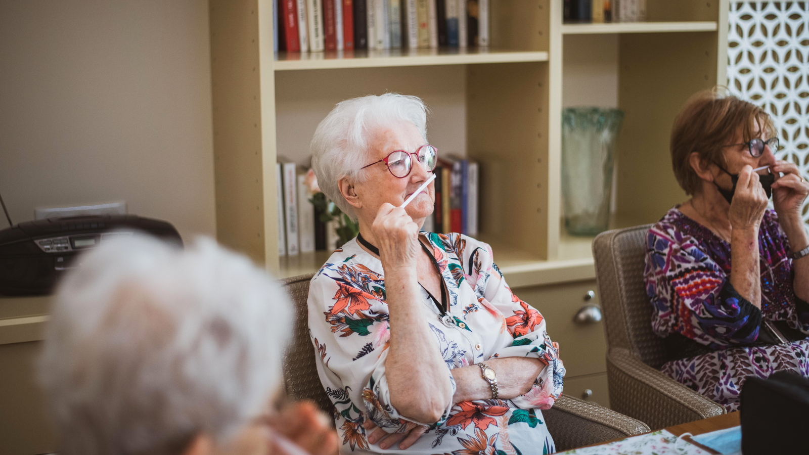 des-seniors-lors-de-atelier-aromathérapie-huiles-essentielles