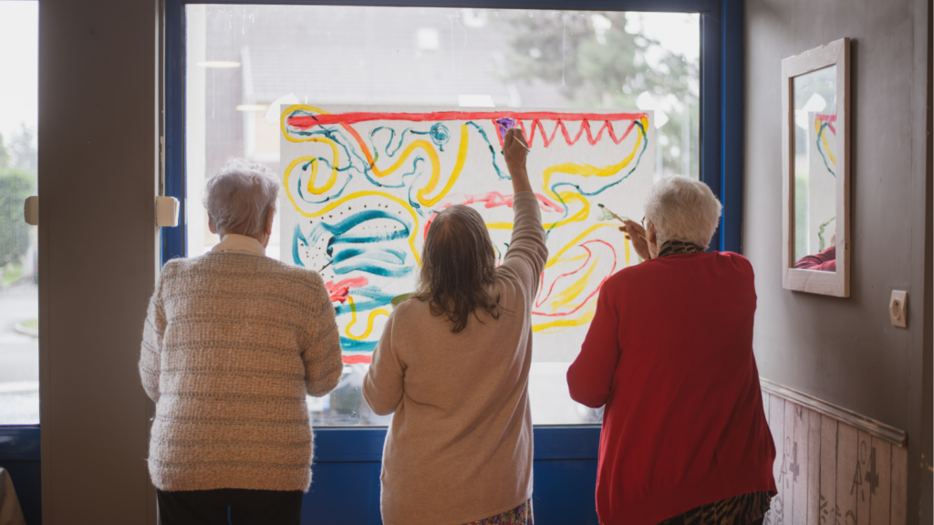 trois-seniors-en-atelier-art-thérapie