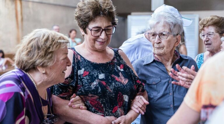 groupe-de-femmes-seniors-unies