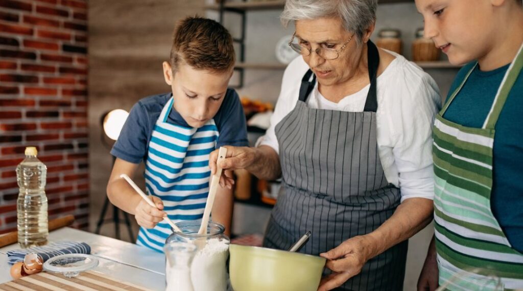 un senior-et-un-enfant-lors-un-atelier-cuisine-lien-intergénérationnel