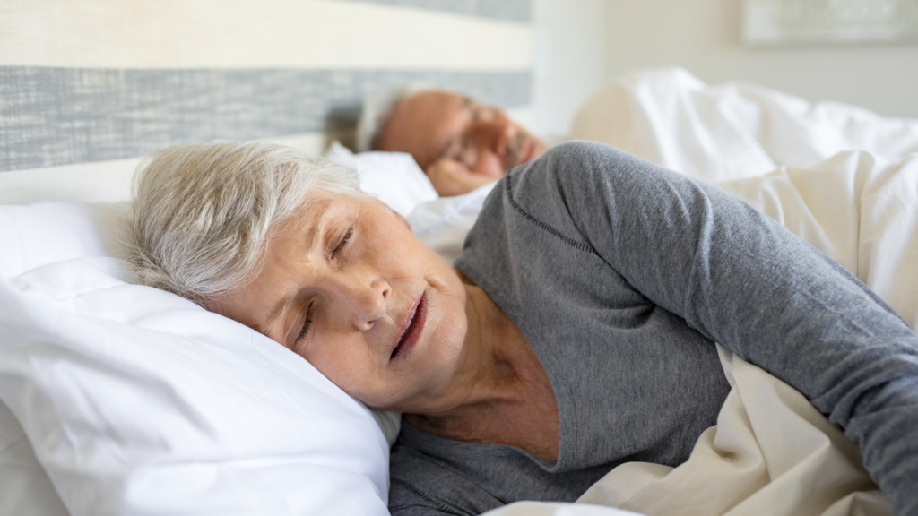 une-senior-endormie-grâce-à-atelier-sommeil de-neosilver