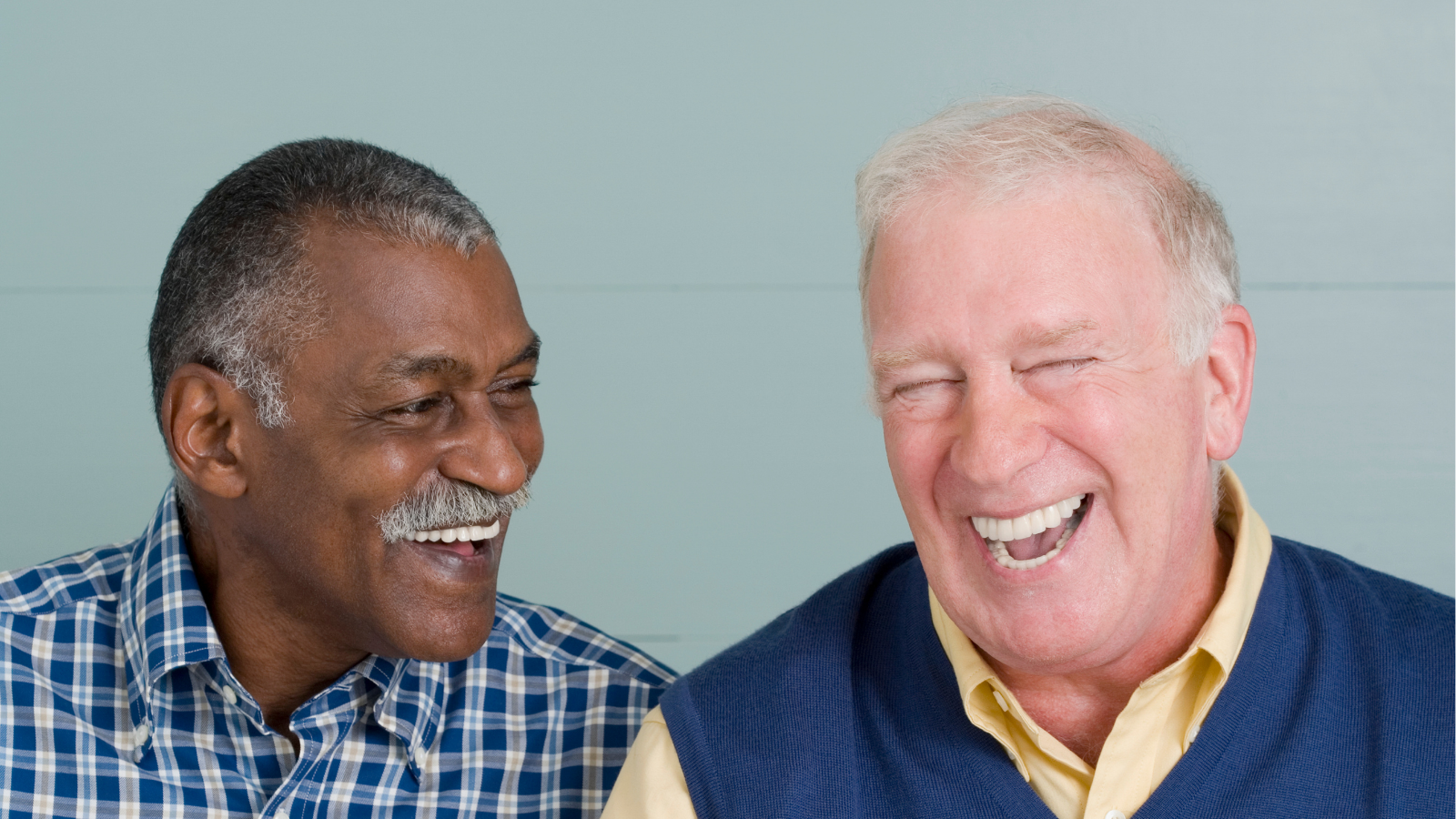 seniors-souriants-en-ateleir-yoga-du-rire