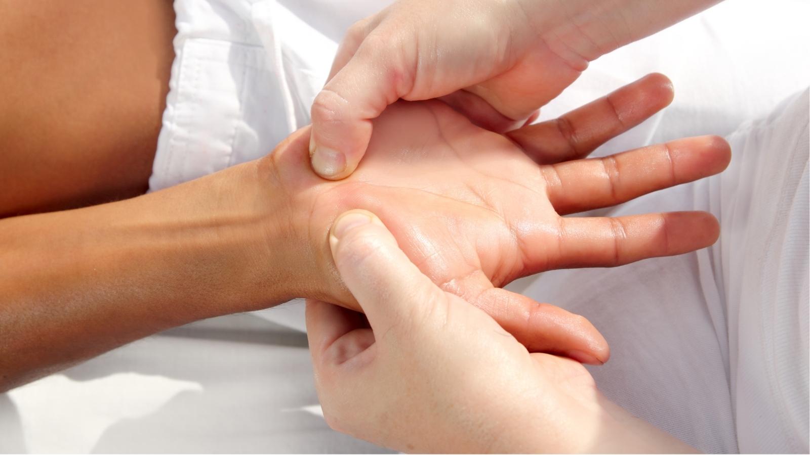 residente-senior-points-pression-auto-reflexologie-mains-atelier-relaxation