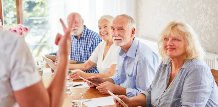professeur-langues-ecrit-vocabulaire-tableau-residents-ages