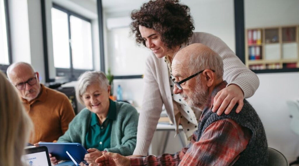 Animatrice-guidant-un-groupe-de-seniors-sur-tablette-lors-d'un-atelier-mémoire-en-résidence-autonomie