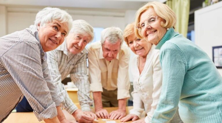 Groupe-de-seniors-souriants-participent-à-un-atelier-mémoire-collectif-en-résidence-autonomie