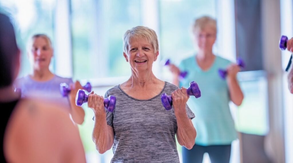 une-femme-senior-contente-lors-d-un-atelier-de-gym-douce