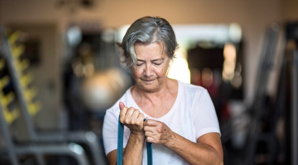 une-femme-senior-contente-lors-de-un-atelier-de-gym-douce-en-residence-senior