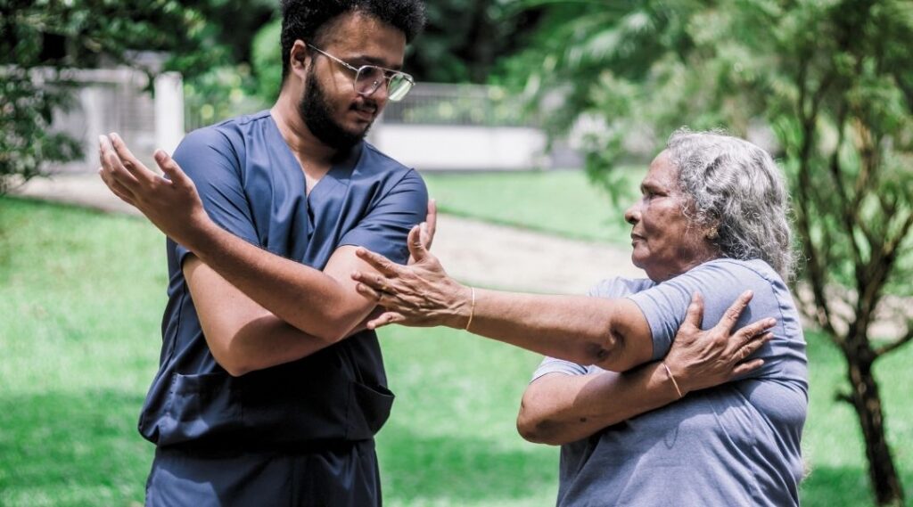 une-femme-senior-qui-pratique-gym-douce-en-présence-de-un-coach