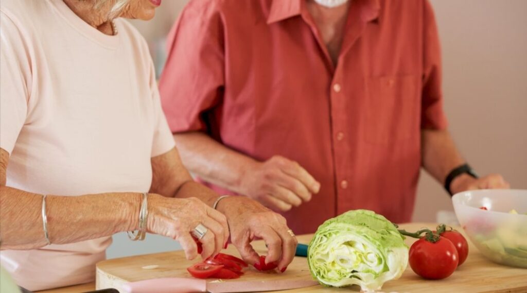 deux-seniors-lors-d-un-atelier-cuisine-dans-les-residence-seniors