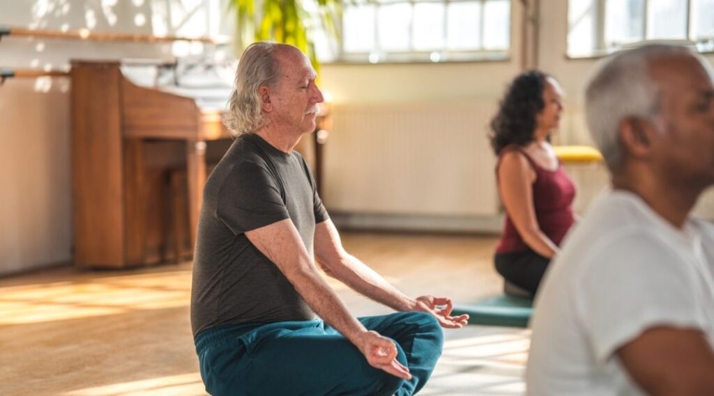 un-seniors-qui-pratique-la-yoga-dans-une-résidence-senior
