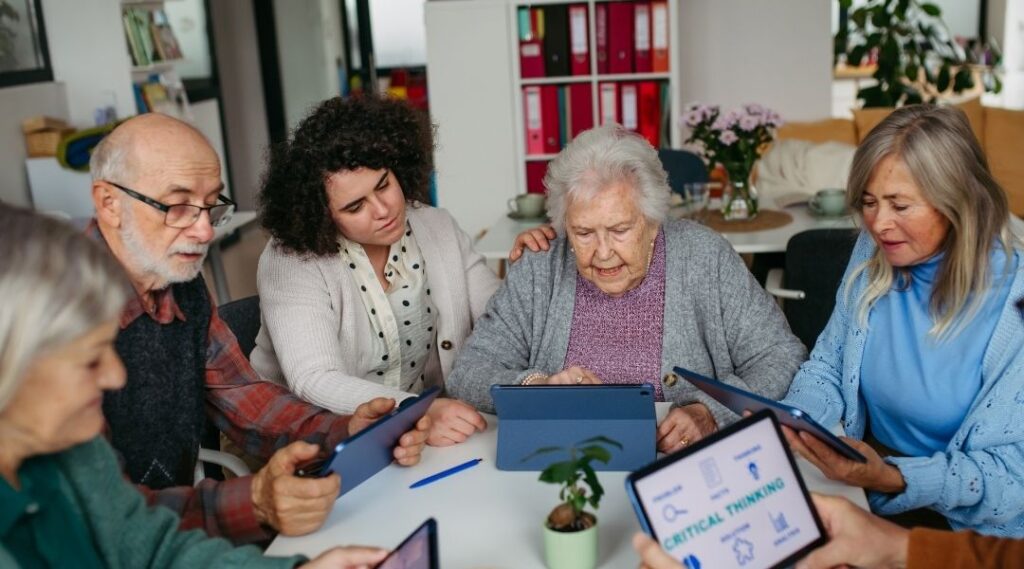 un-groupe-de-senior-lors-d-un-atelier-numérique-dans-une-résidence-autonomie