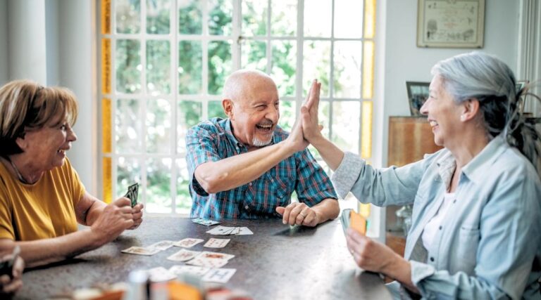 un-groupe-de-seniors-lors-de-l-atelier-jeux-de-societe
