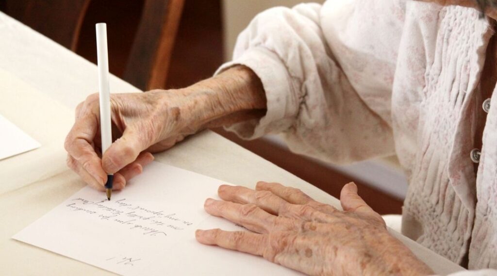 Une-senior-écrit-pendant-un-atelier-de-cours-d-écriture-pour-stimuler-sa-mémoire-et-maintenir-ses-fonctions-cognitives