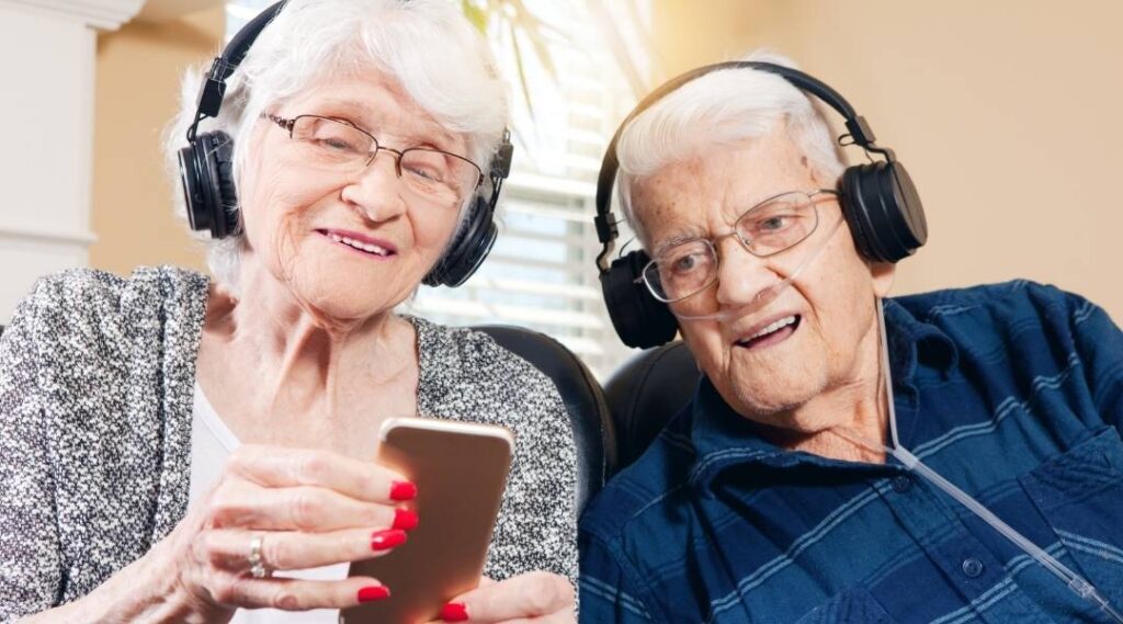 deux-seniors-écoutent-la-musique-lors-d-un-atelier-de-mémoire