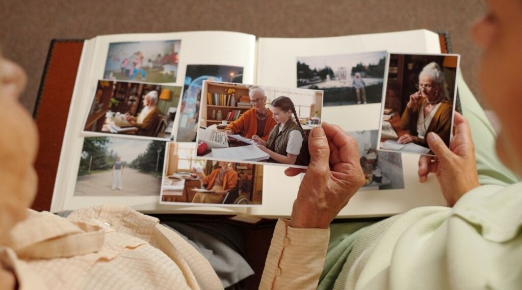 des seniors-regardent-un-album-de-photo--pour-stimuler-leur-mémoire-avec-les-souvenirs