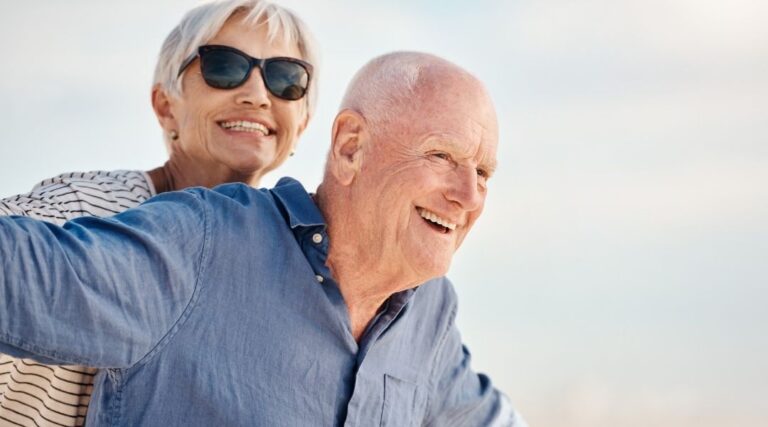 un-couple-senior-souriants-en-residence-senior
