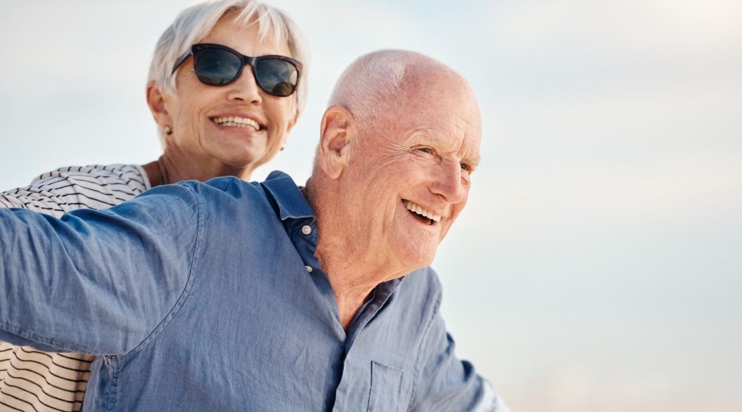 un-couple-senior-souriants-en-residence-senior