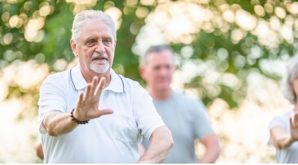 un-senior-participe-à-l-atelier-de-tai-chi-en-residence-senior