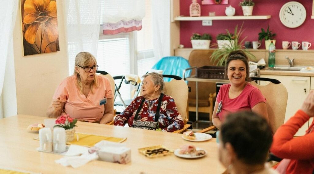 un-groupe-de-senior-au-tour-d-une-table-lors-d-un-atelier-d-alimentation-en-residence-senior