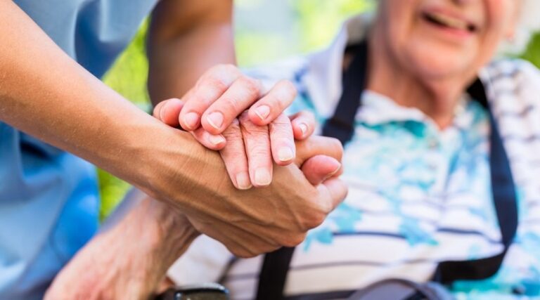 lien-humain-accompagnement-senior-en-établissement-ehpad