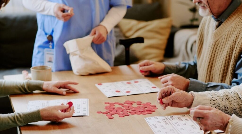 un-groupe-de-résidents-participant-à-un-jeu-collectif de-stimulation-cognitive-en-EHPAD-avec-neosilver