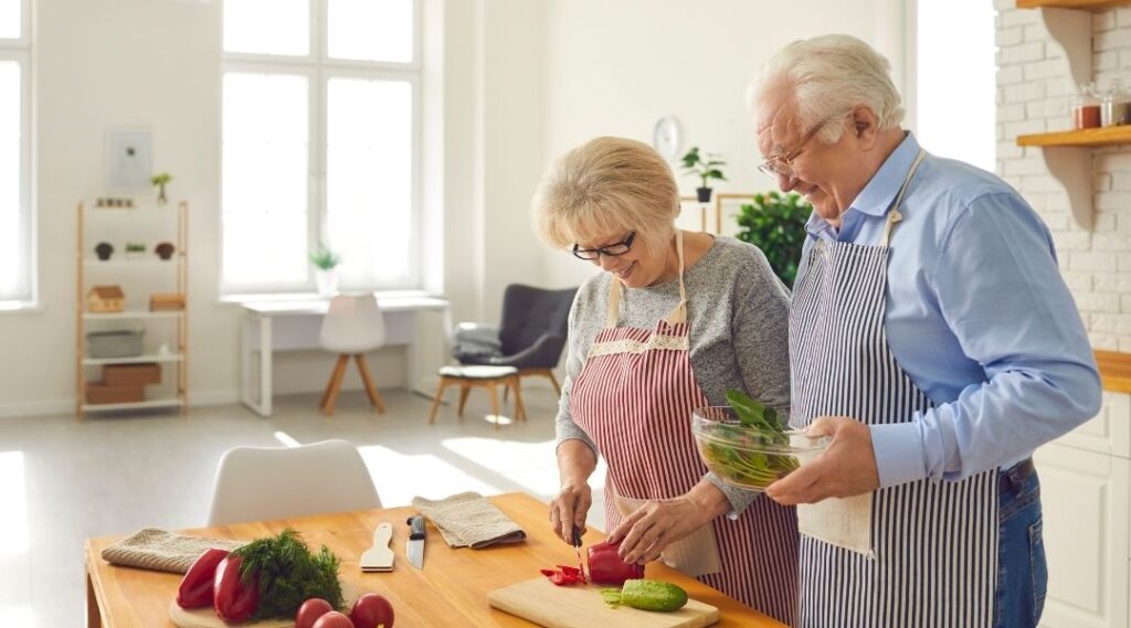 des-seniors-participant-à-un-atelier-cuisine-en-résidence-seniors