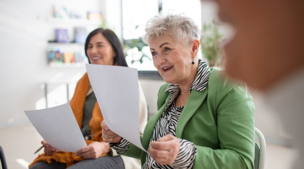 un-groupe-de-senior-lors-d-un-atelier-de-chant-en-résidence-senior-atelier-créatif