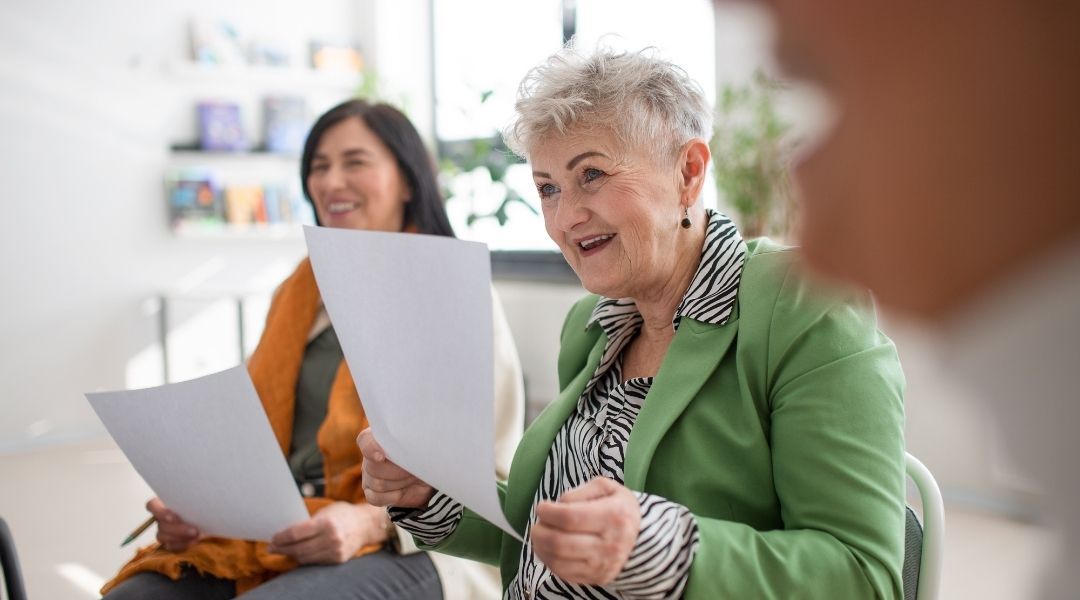 un-groupe-de-senior-lors-d-un-atelier-de-chant-en-résidence-senior-atelier-créatif