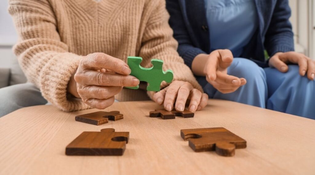 Atelier-de-stimulation-cognitive-autour-d-un-puzzle-pour-seniors-en-EHPAD