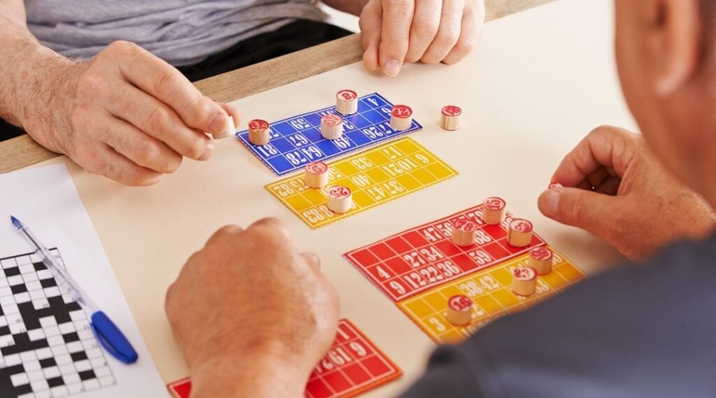 Jeu-de-société-favorisant-les-échanges-entre-résidents-en-résidence-seniors-et-ehpad