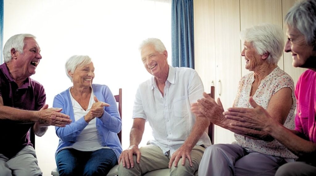 Groupe-de-seniors-partageant-un-moment-convivial-lors-d-uneanimation-en-résidence-seniors