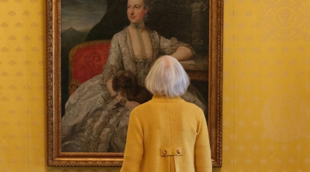 Femme-senior-observant-une-œuvre-d-art-lors-d-une-visite-au-musée