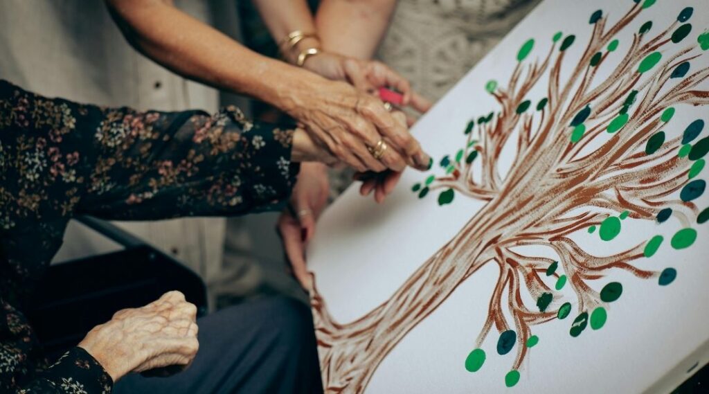 Atelier-de-peinture-collective-autour-d-un-arbre-avec-des-seniors