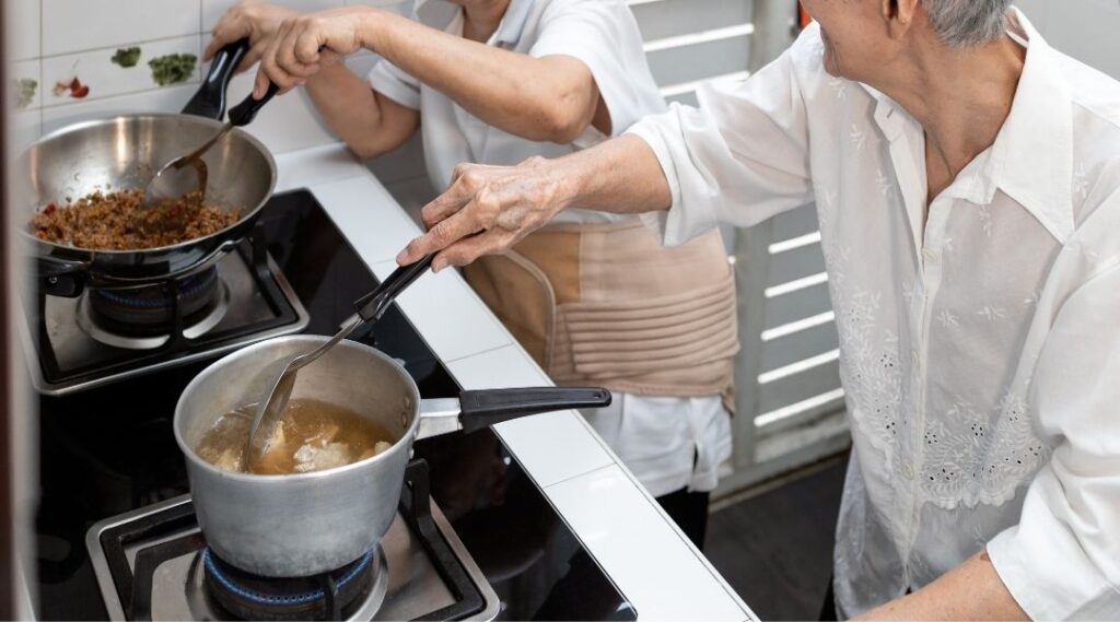 des-seniors-préparant-un-repas-ensemble-pendant-un-atelier-cuisine