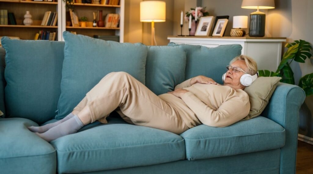 Femme-senior-se-relaxant-sur-un-canapé-pendant-une-séance-de-bien-être