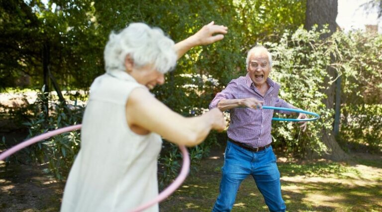 seniors-pratiquant-une-activite-physique-en-plein-air-a-la-retraite